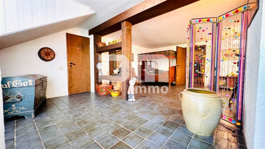 Einfamilienhaus im Bungalow-Stil + Nutzflächen / Pool / Terrasse auf riesigem Traumgrundstück - Souterrain Eingnagsbereich / Kamin